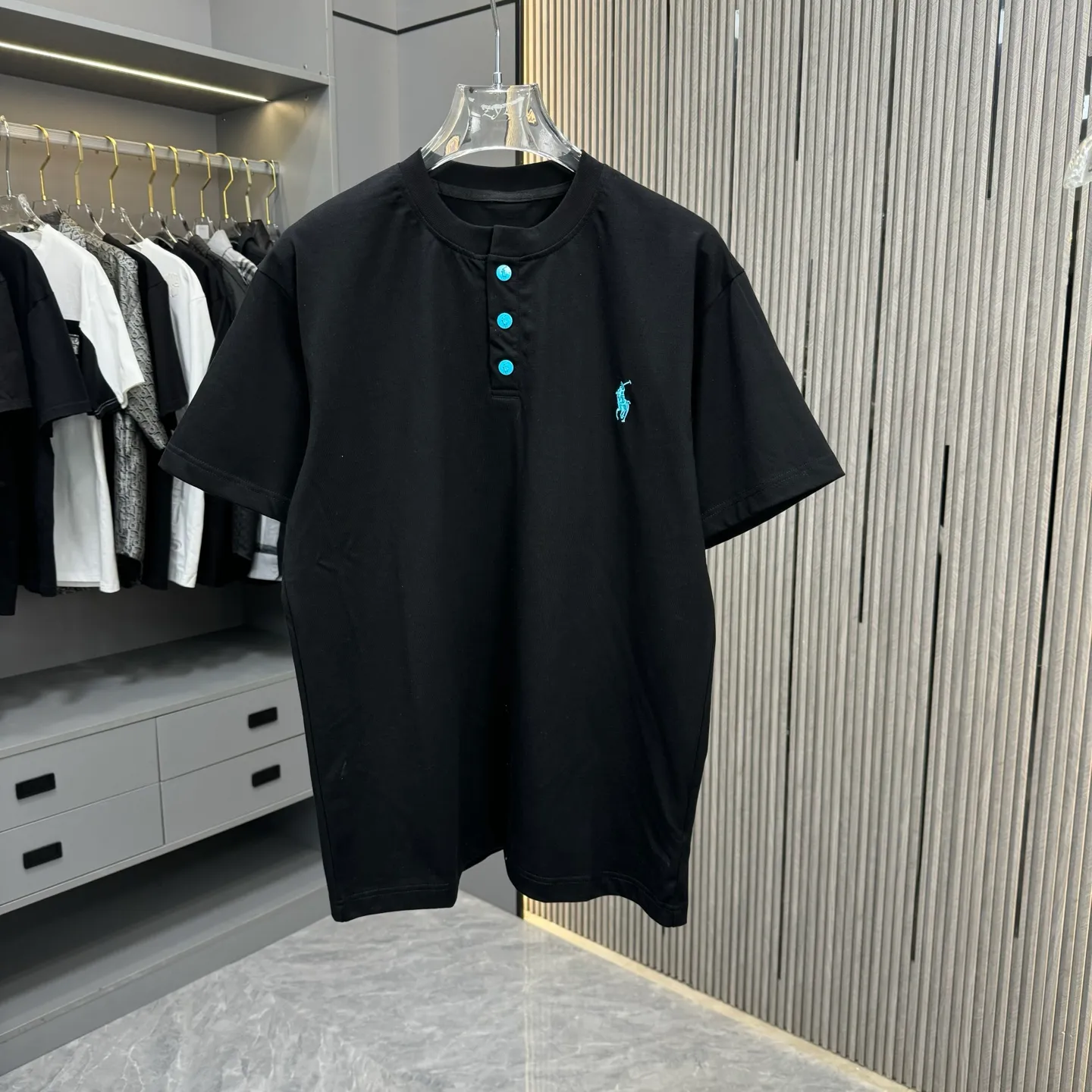 P190 POlO Ralph Lauren 25FW new spring and summer round neck T-shirt. It is made of heavy 320G double yarn combed cotton material. The upper body has a strong three-dimensional effect. It is embroidered with ten thousand needles embroidery patch ➕ ten thousand needles 🪡 embroidery process inkjet effect. ⚠️Washing method: The fabric is only dry-cleaned or wrapped in a laundry bag. Quick machine wash in cold water on the reverse side, let dry and then iron at medium temperature! Avoid vigorously wringing and machine washing from the front!  Size: S M L XL XXL Color: Black, White